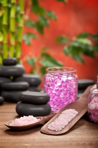 Ροζ spa - μπανιέρα αλάτι και πέτρες — Φωτογραφία Αρχείου
