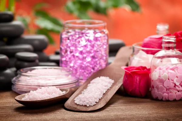 Suprimentos de spa - minerais e pedras rosa aromaterapia — Fotografia de Stock