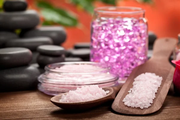 Wellnessbehandlung - rosa Mineralien und schwarze Steine — Stockfoto