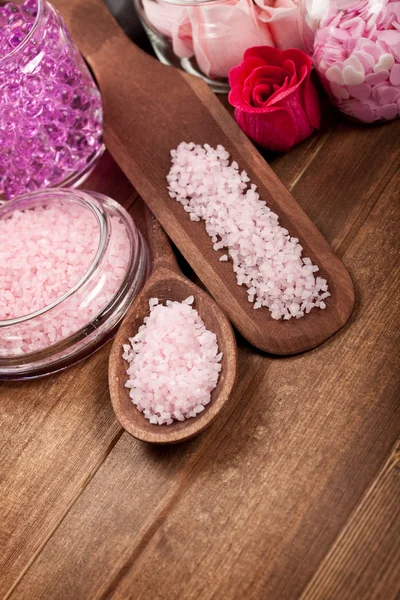 Sól do kąpieli różowy dla spa i aromaterapii — Zdjęcie stockowe