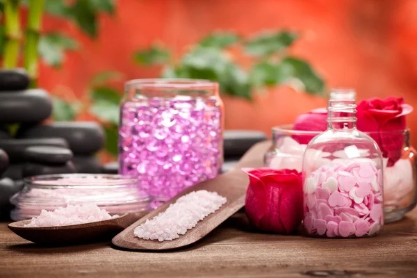 Spa 用品-芳香疗法粉红色的矿物和宝石 — 图库照片