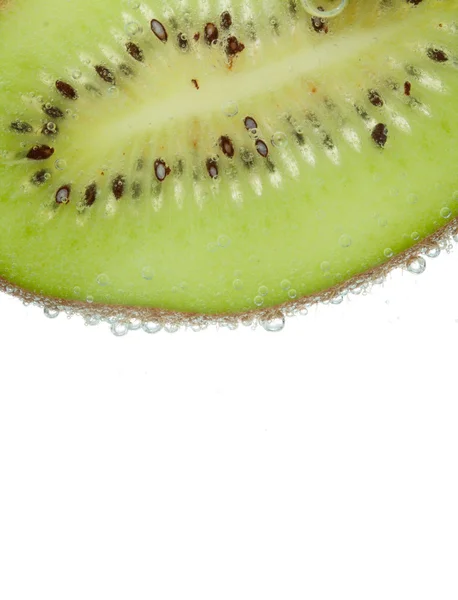 Segmento di kiwi isolato su bianco — Foto Stock