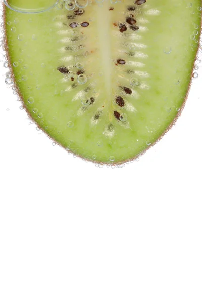 Segmento de kiwi isolado em branco — Fotografia de Stock