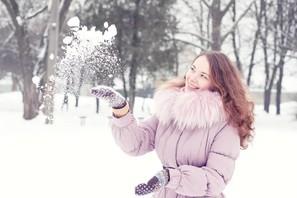 Kvinna på vintern — Stockfoto