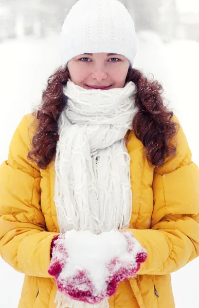 Šťastná žena v zimě — Stock fotografie