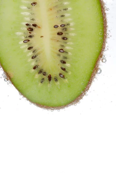 Segment de kiwi izolat pe alb — Fotografie, imagine de stoc