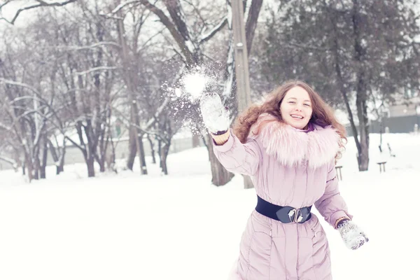 Mujer feliz en invierno —  Fotos de Stock