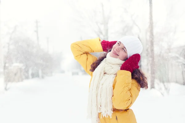 Mujer en invierno —  Fotos de Stock