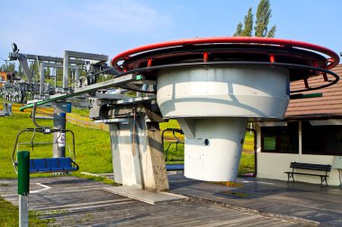 teleferik. Yaz aylarında telesiyej.