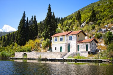 Lakefront özelliği. Gölde kabin.