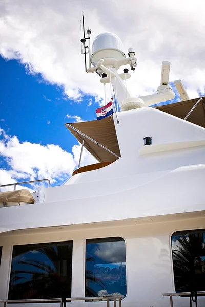 Kommunikations- und Sicherheitsausrüstung an Bord des Yacht-Radars — Stockfoto