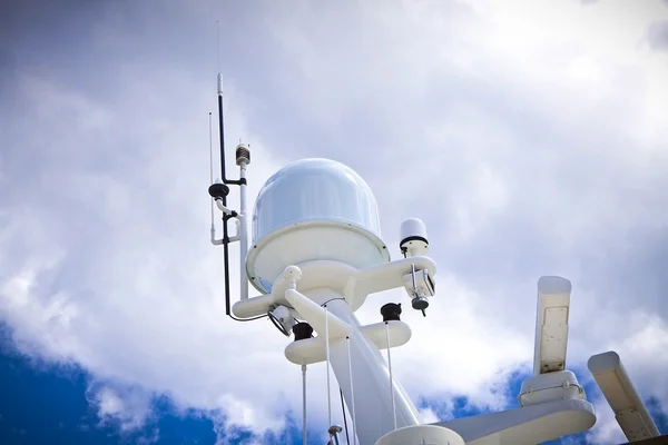 Equipo de comunicación y seguridad a bordo del radar del yate — Foto de Stock