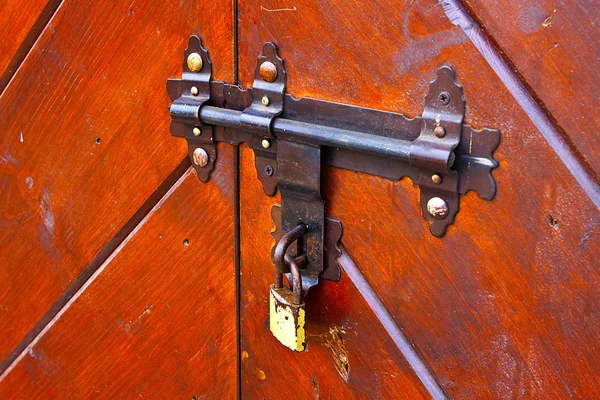 Låst dörr. gamla lås. — Stockfoto