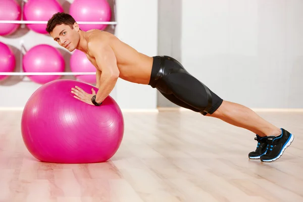 Hombre en el gimnasio — Foto de Stock