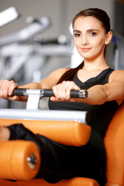Frau im Fitnessstudio — Stockfoto