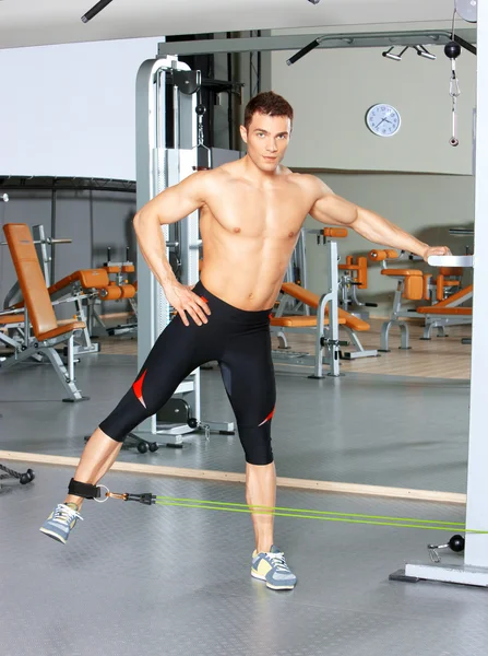 Hombre en el gimnasio —  Fotos de Stock