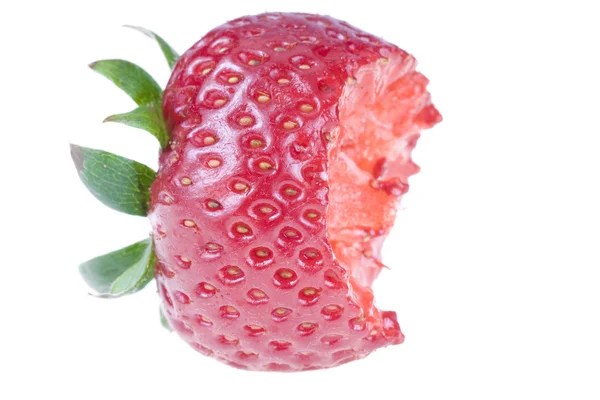 咬了草莓、 白色上被孤立 — 图库照片