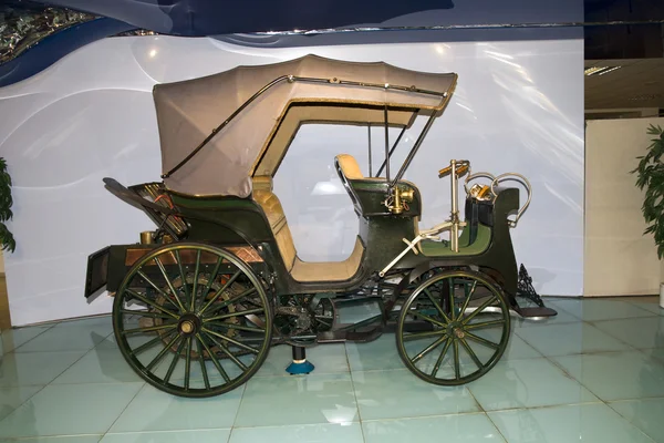 Експозиція музею старовинних автомобілів — стокове фото