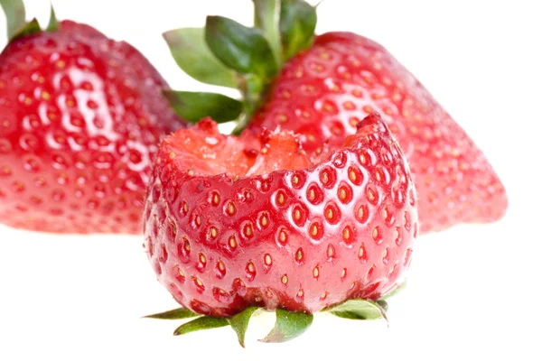 Bittten 草莓，孤立在白色 — 图库照片