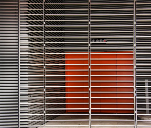 Oranje kamer achter metalen lamellen — Stockfoto