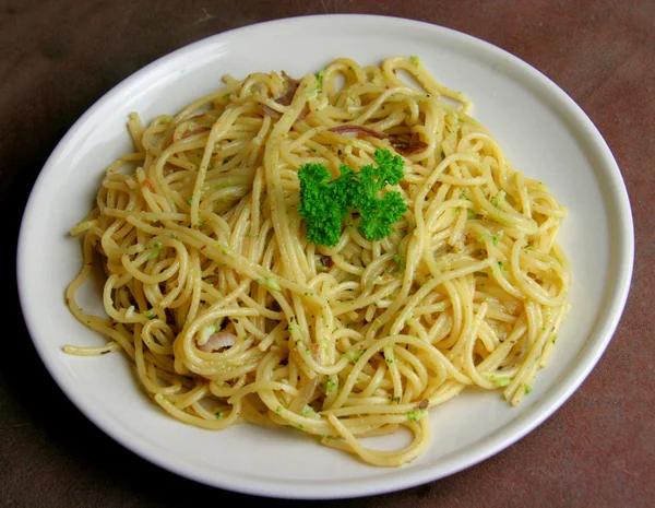 Makaron spaghetti wegetariańska z ziołami i serem — Zdjęcie stockowe