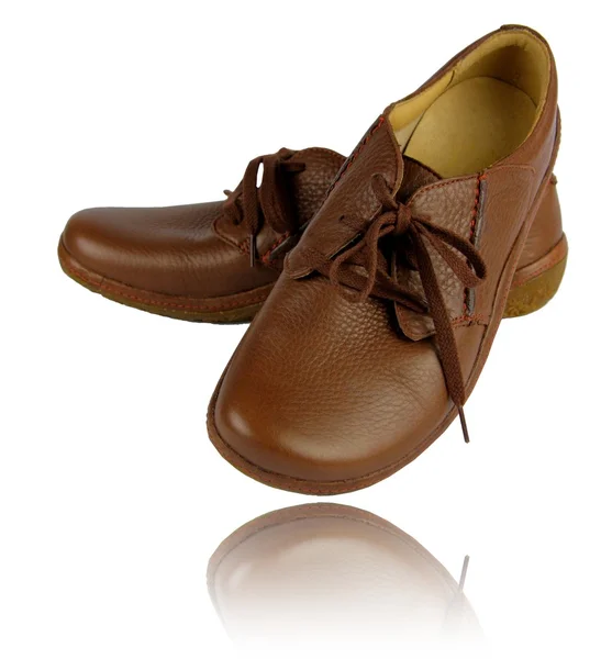 Twarz na i widokiem na wygodne skórzane brązowe buty — Zdjęcie stockowe