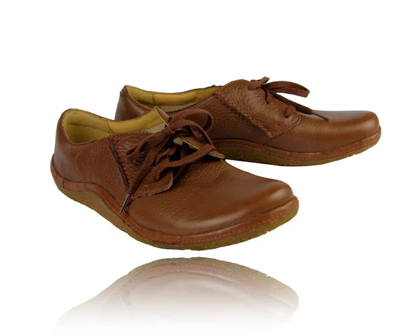 Kahverengi deri ayakkabı yansıması ile bayanlar için — Stok fotoğraf