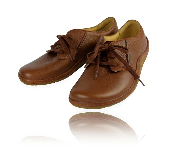 Odzwierciedlenie komfortowe skórzane brązowe buty — Zdjęcie stockowe