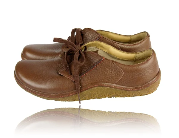 Kényelmes barna bőr cipő, elmélkedés oldalán — Stock Fotó