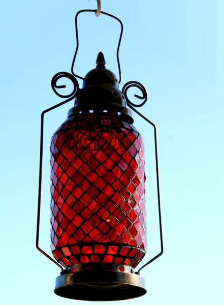 Lâmpada de vela vermelha pendurada — Fotografia de Stock