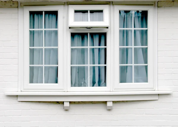 Okna i ściany biały dom — Zdjęcie stockowe