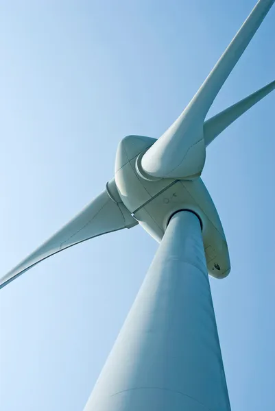 Wind power generatie machine onder de blauwe hemel — Stockfoto