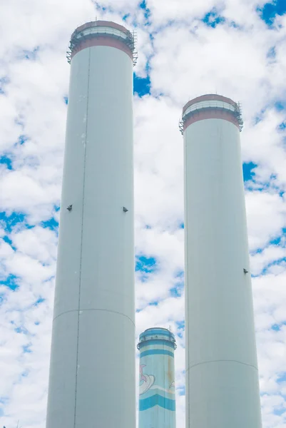Grupp skorstenar av värmekraftverk — Stockfoto