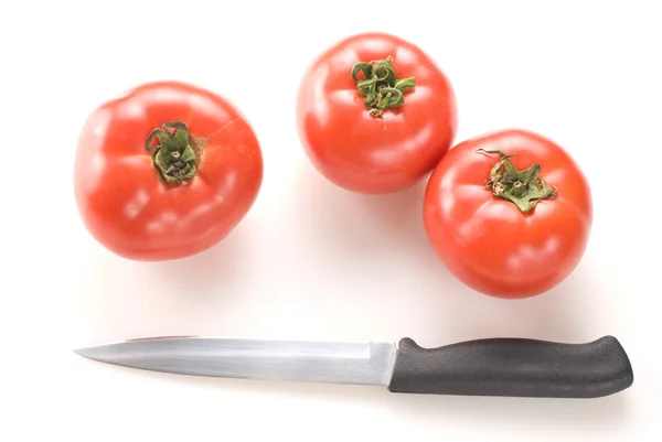 Нож и красный помидор — стоковое фото