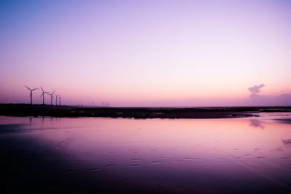 Deniz huzurlu akşam gökyüzünü yansıtan — Stok fotoğraf