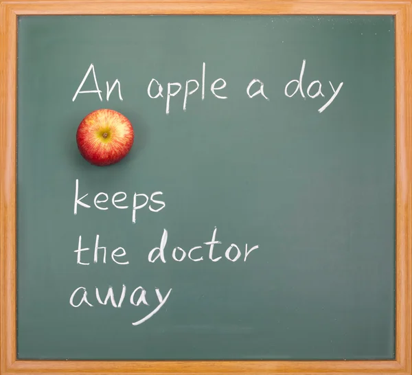 Яблоко в день отпугивает доктора. — стоковое фото