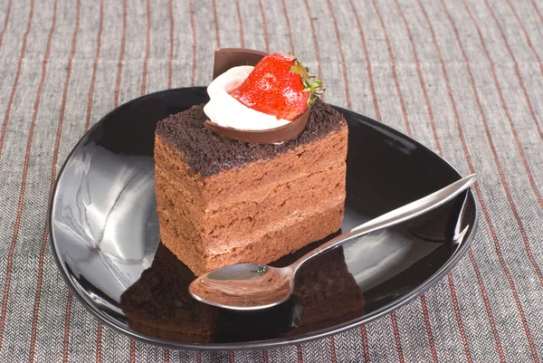 Stück Schokoladenkuchen mit Erdbeere — Stockfoto