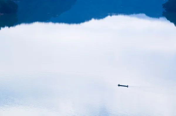 Pescatore nel lago in mattinata tranquilla — Foto Stock