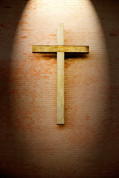 レンガの壁に木製の十字架像 — ストック写真
