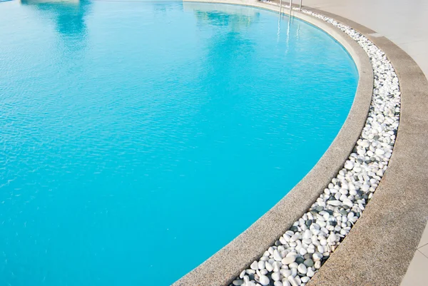 Yüzme Havuzu-beyaz çakıl — Stok fotoğraf