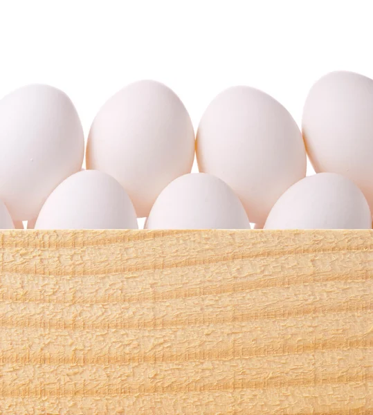 Grupa jaj w drewnianym opakowaniu — Zdjęcie stockowe