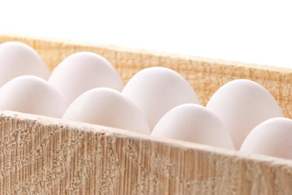 Групповые яйца в деревянной упаковке — стоковое фото