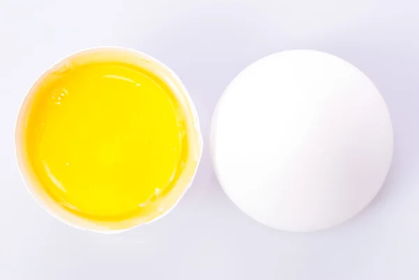Čerstvé rozbité vajíčko s žloutkem — Stock fotografie