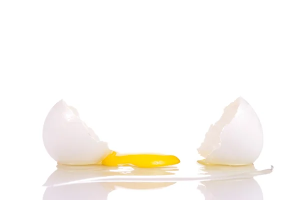 Frisches gebrochenes Ei mit Eigelb — Stockfoto