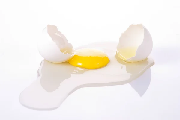 Huevo fresco roto con yema —  Fotos de Stock