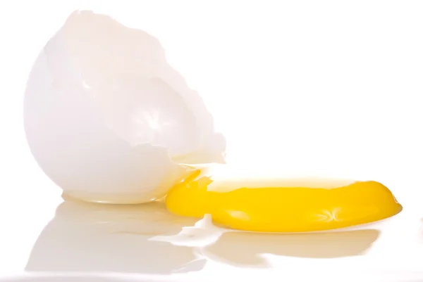 Huevo fresco roto con yema — Foto de Stock