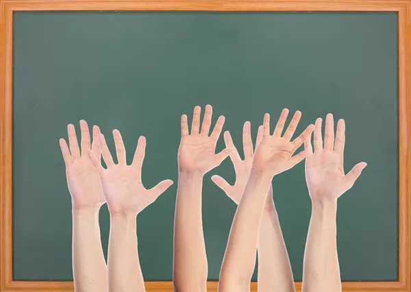 Vele handen en lege schoolbord — Stockfoto