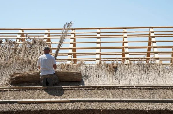 Lavoratore sta facendo il tetto di canne — Foto Stock