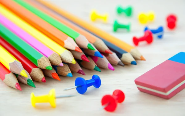 Кольорові олівці на письмовому столі — стокове фото