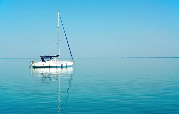 Zeilboot op het Balatonmeer, Hongarije — Stockfoto
